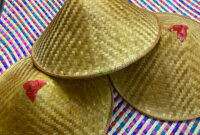 Topi Anyaman Aroma Buluh Terpahat: Pelengkap Kostum yang Menjadi Icon